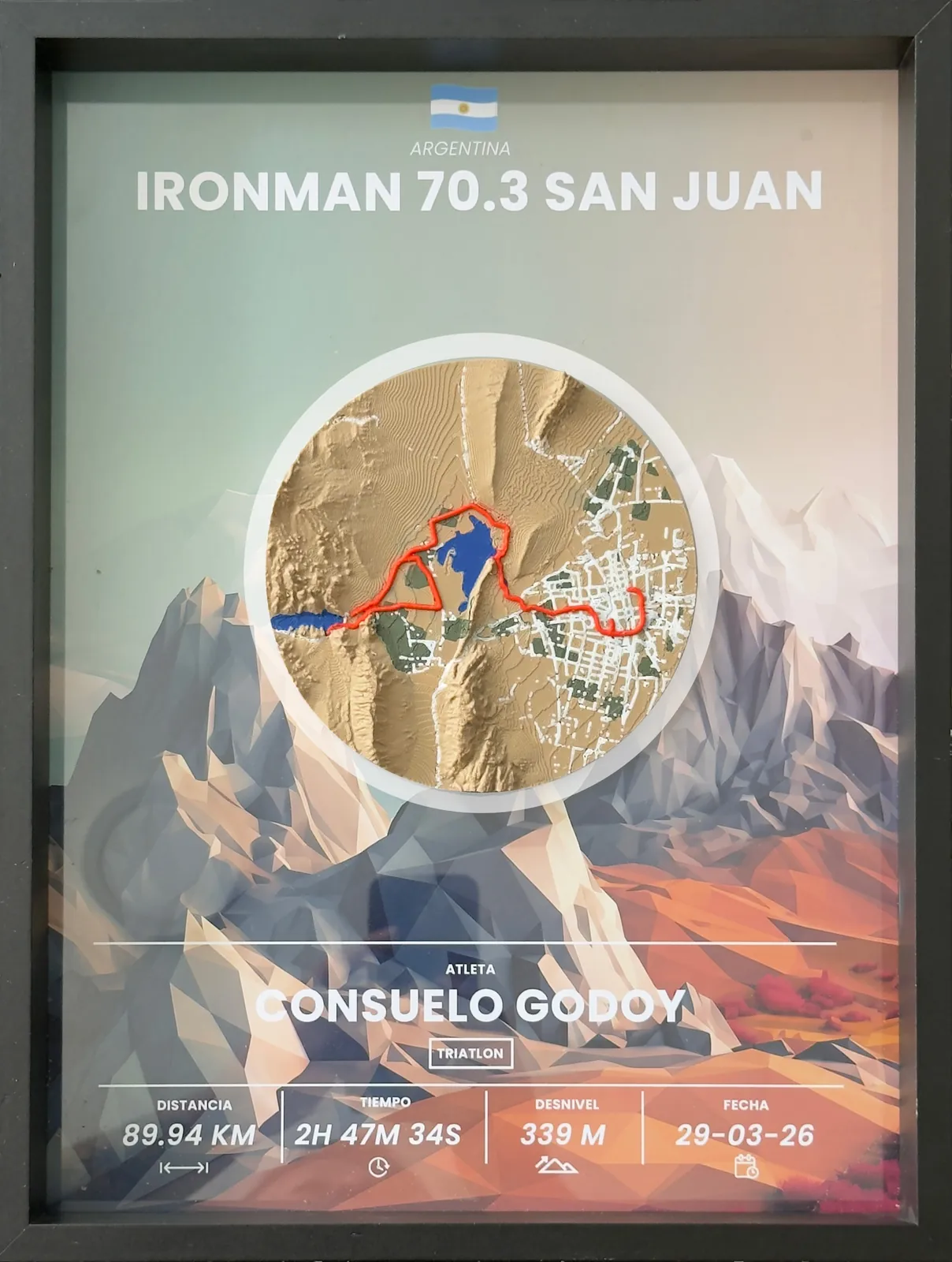 Fotografía real del recuerdo Ironman 70.3 San Juan en marco negro